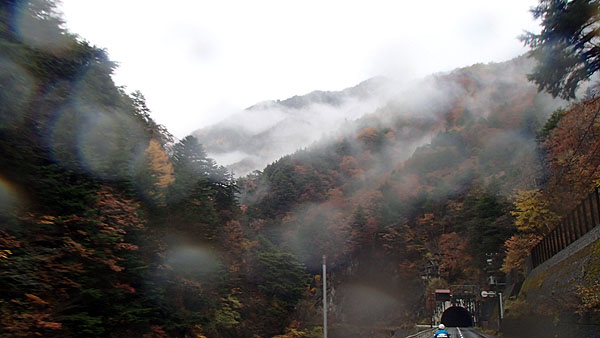 雲の掛かる山の景色